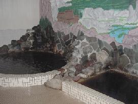 男性浴室：特有の紅茶色の温泉は、お肌ツルツルのモール温泉！